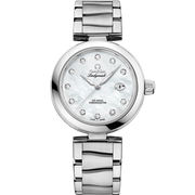 Quadrante bianco con finitura opalina e indici diamantati, lancette alpha lucide in acciaio dell’Omega De Ville Ladymatic 34 mm